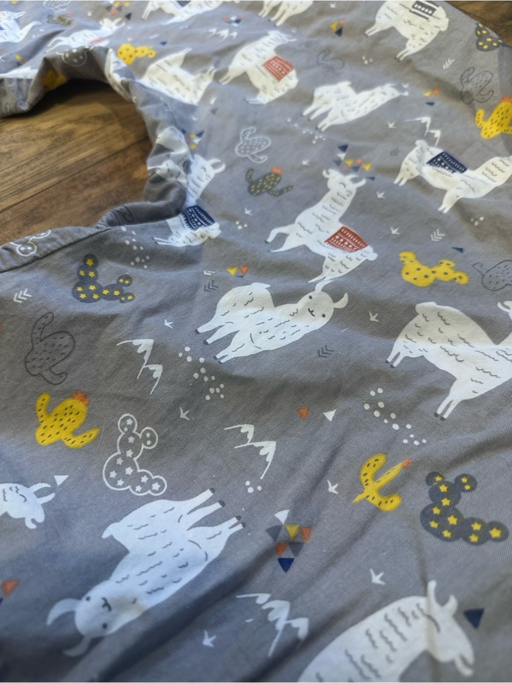 Boppy Nursing pillow with extra covers - Picture 5 of 6